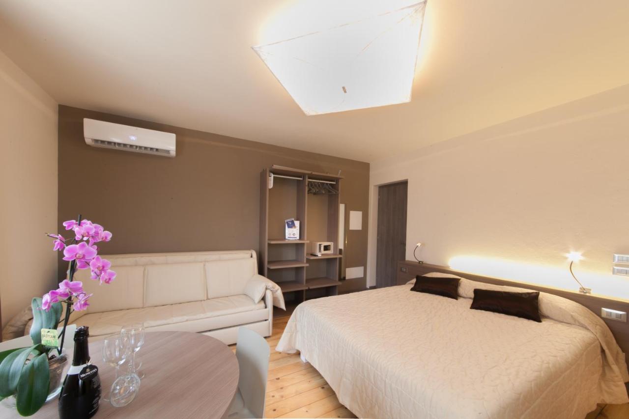 International Rooms & Apartments 시르미오네 외부 사진