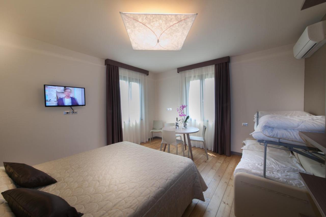 International Rooms & Apartments 시르미오네 외부 사진